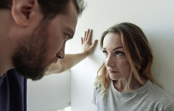 Мужчина загнал жену под стенку