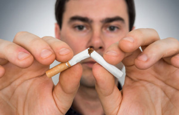 Мужчина ломает сигарету