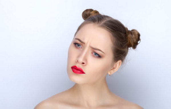 Девушка смотрит с подозрением, нет доверия