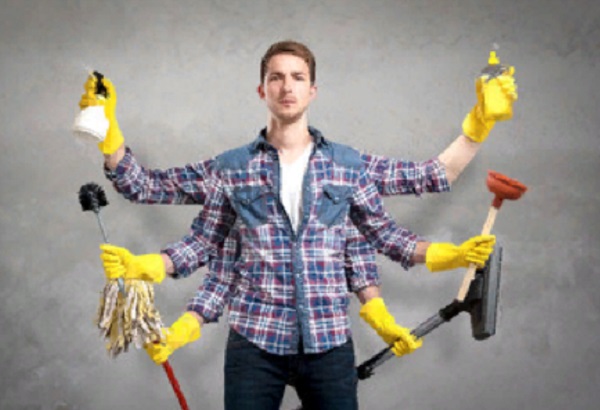 У мужчины 6 рук. В каждой - предмет для уборки