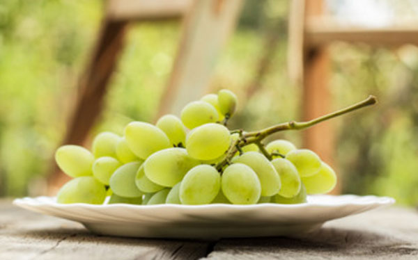 Гроздь винограда на тарелке