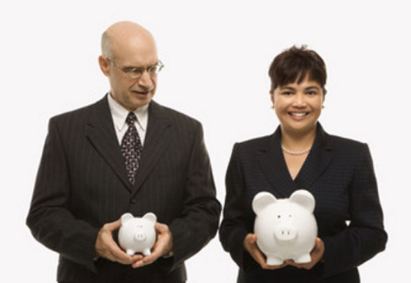 Мужчина и женщина в костюмах держат в руках копилки-свинки У мужчины маленькая, а у женщины большая Он завистливо смотрит на ее свинку