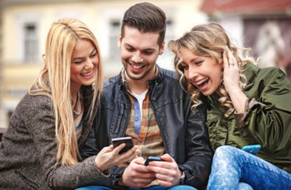 Парень и две девушки по бокам от него