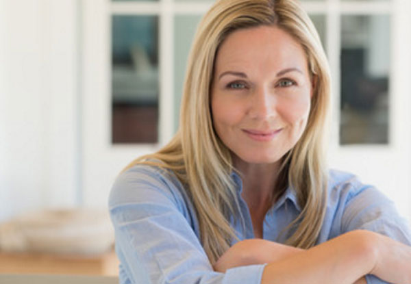 Девушка сидит и улыбается