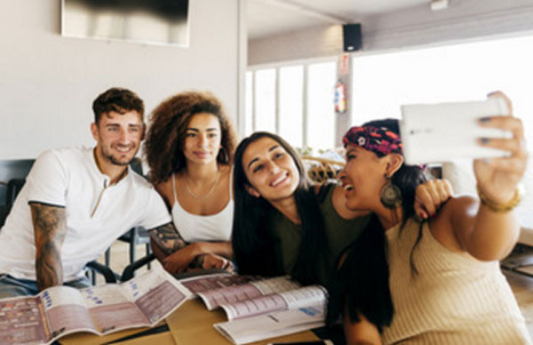 Компания друзей делает селфи