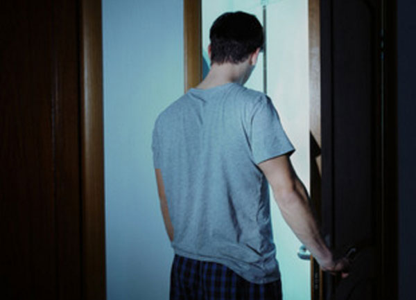 Лунатик выходит из квартиры