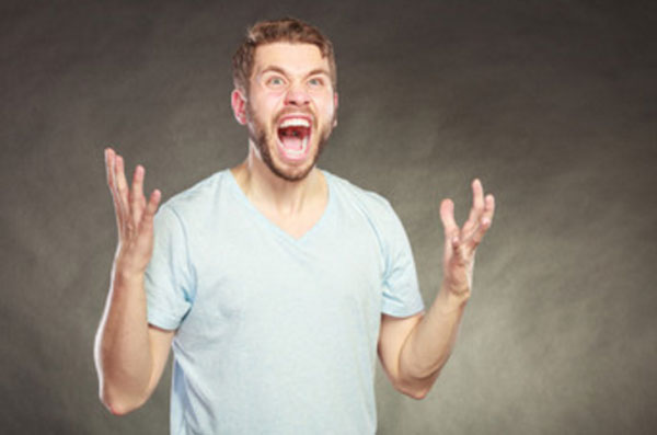 Мужчина кричит