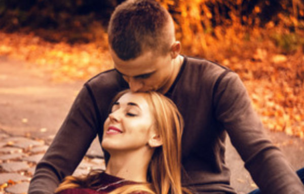 Парень целует любимую в макушку