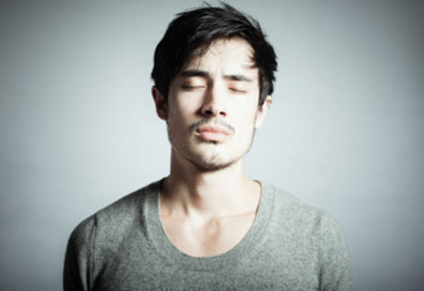 Спокойный мужчина с закрытыми глазами