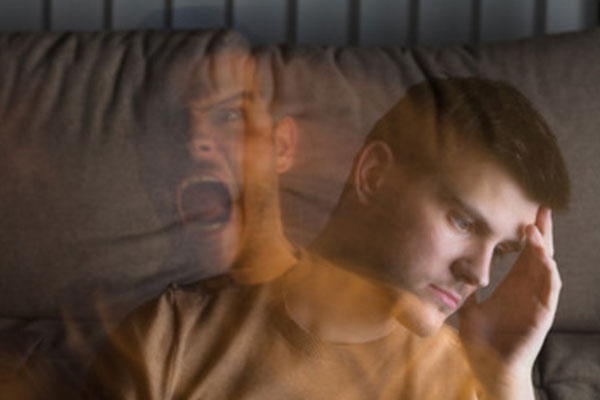 Мужчина в расстроенных чувствах, налицо апатия. Появляется его второе лицо, которое еле видно. Оно кричит