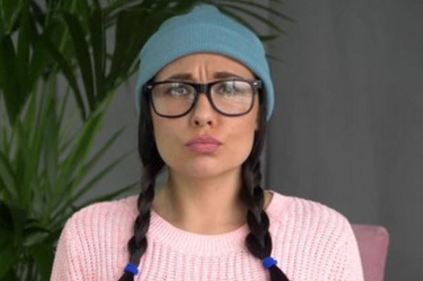 Женщина смотрит с сочувствием