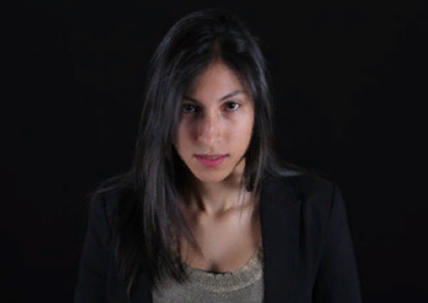 Девушка, которая пытается успокоиться