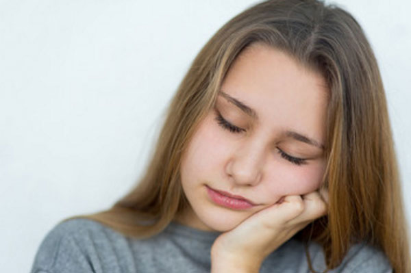 Девушка засыпает на ходу