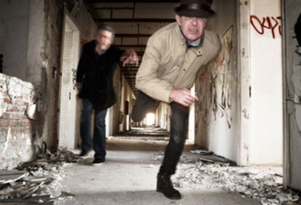 Мужчина в ужасе убегает от незнакомца