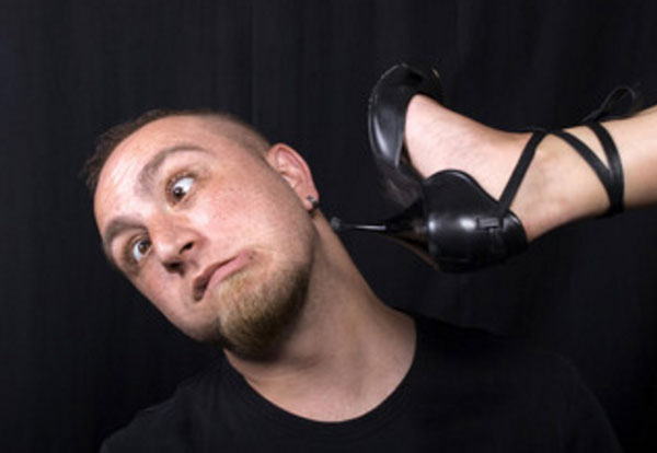 Женская нога бьет по мужчине