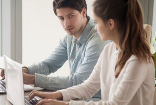 Коллеги пытаются общаться