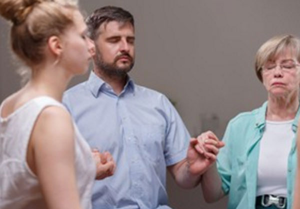 За руки держатся две женщины и мужчина