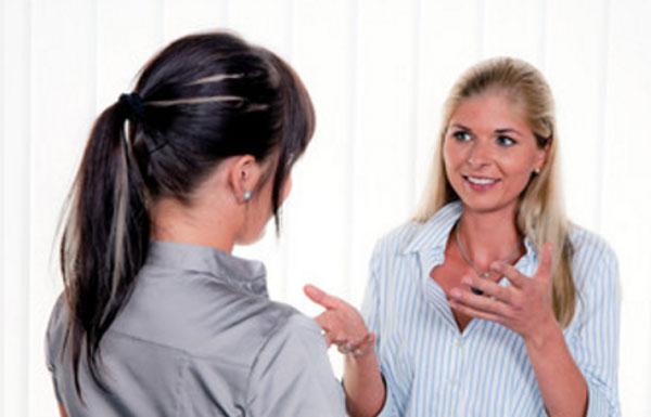 Одна женщина что-то эмоционально рассказывает другой