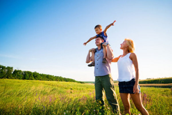 Счастливая семья на прогулке