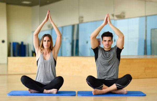 Мужчина и женщина занимаются йогой