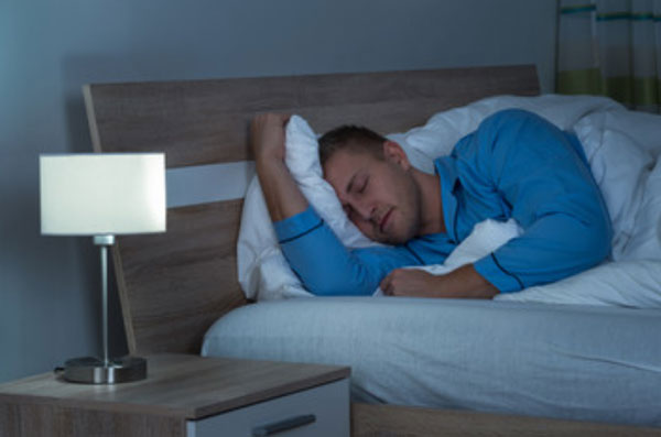 Мужчина спит