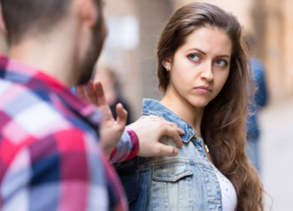 Парень пытается дотронуться до девушки на улице, а она его отталкивает