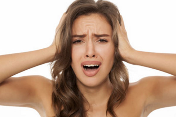 Женщина в состоянии повышенной тревожности. у нее начинается истерика