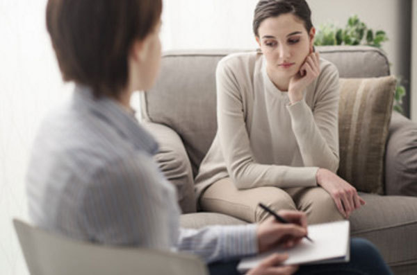 Грустная женщина на приеме у психотерапевта
