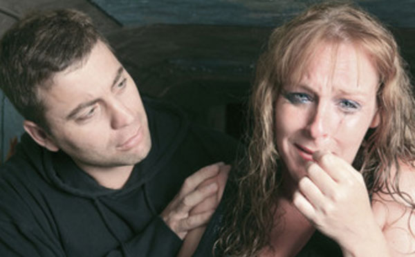 Женщина плачет. Мужчина пытается ее успокоить