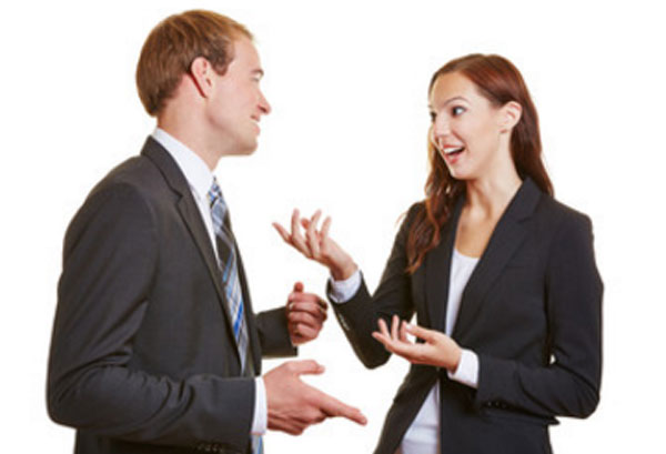 Парень с девушкой в костюмах пытаются разговаривать