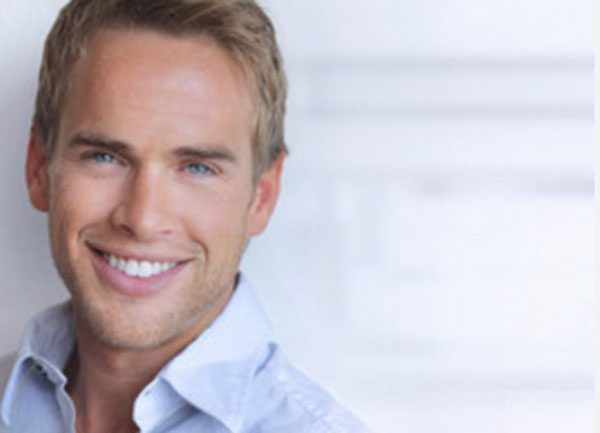 Улыбающийся мужчина