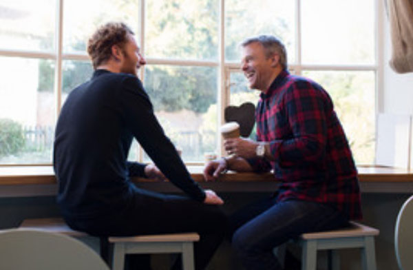 Два мужчины сидят за барной стойкой