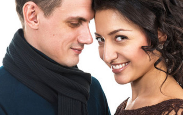 Мужчина влюбленным взглядом смотрит на женщину, которая улыбается