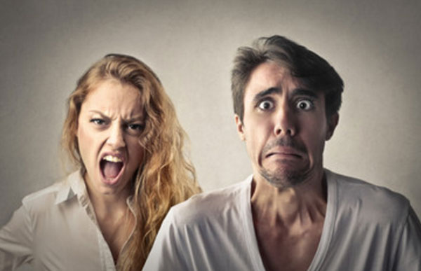 Перепуганный мужчина. Рядом женщина, которая орет