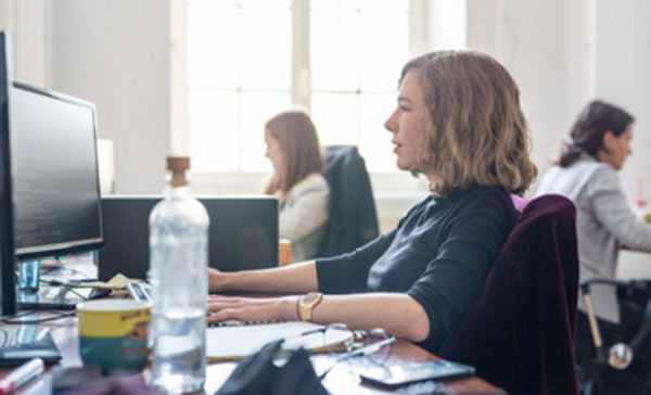 Женщина работает за компьютером