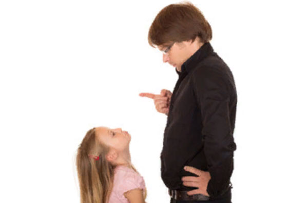 Папа что-то рассказывает дочери