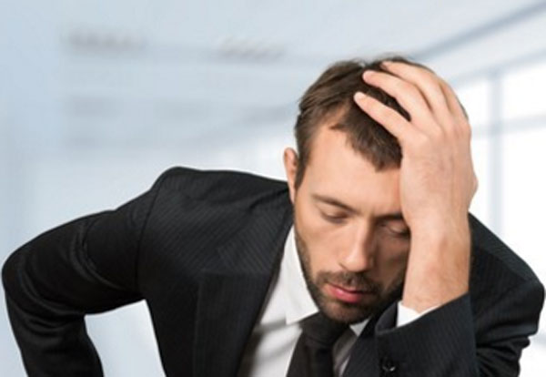 Мужчина в костюме в состоянии депрессии