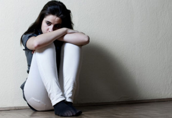 Девочка сидит на полу. Она в расстроенных чувствах