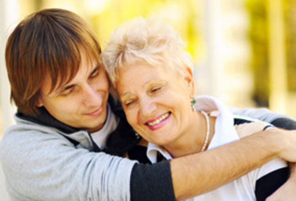 Мужчина обнимает свою маму