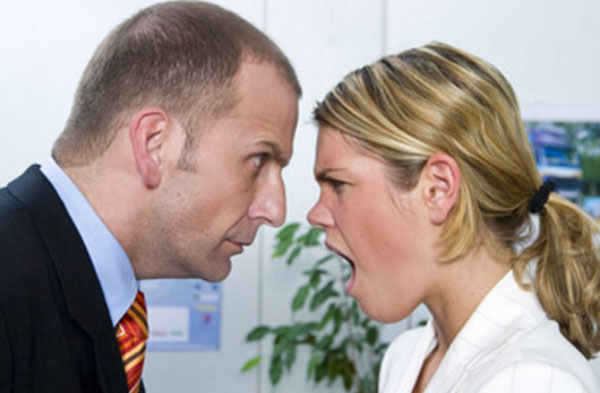 Женщина кричит на мужчину в костюме