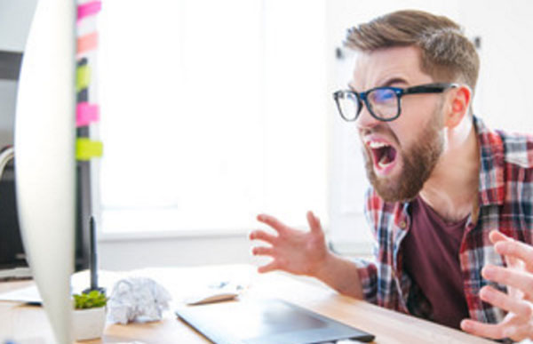 Мужчина за компьютером, психует