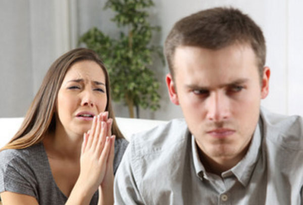 Девушка умоляет парня не бросать ее