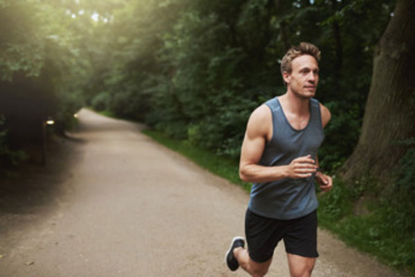 Мужчина на пробежке в парке
