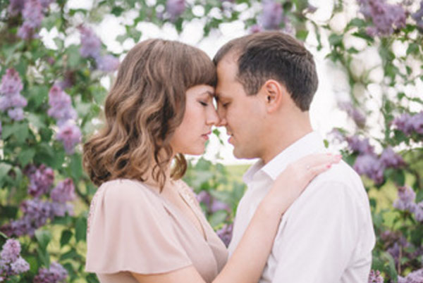 Девушка с парнем стоят лицом друг к другу, прижимаются лбами