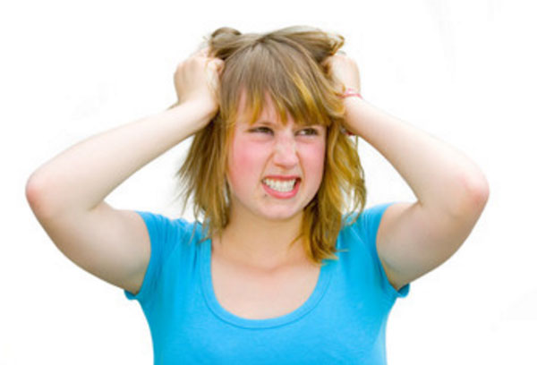 Девушка злиться, буквально рвет волосы на голове