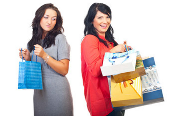 Женщина с одним пакетом завистливо смотрит на женщину с четырьмя