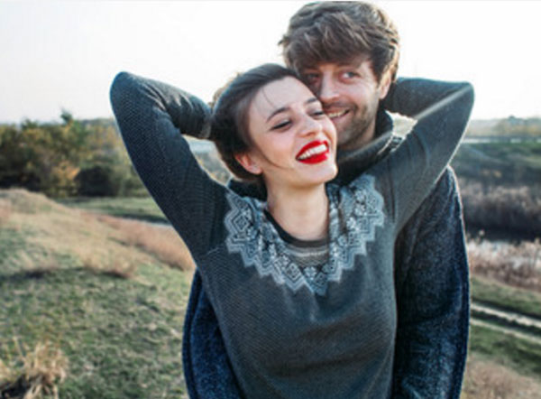 Парень обнимает девушку, а смотрит в сторону