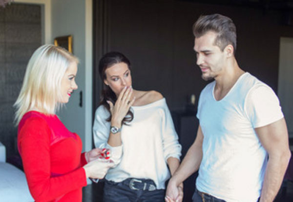 Девушка подошла к паре. Мужчина и женщина в растерянности