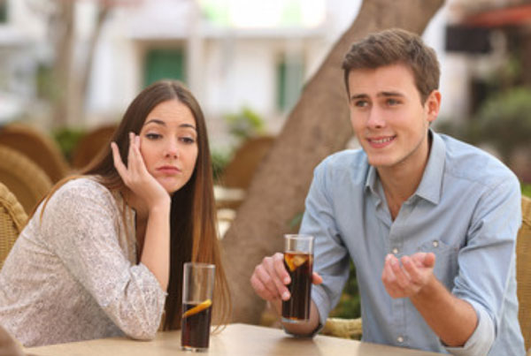 Девушке скучно слушать парня