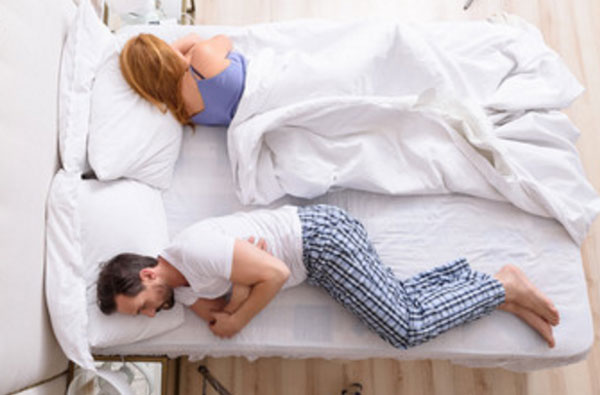 Женщина под одеалом, мужчина раскрыт, отвернуты в разные стороны